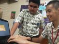 Dua siswa SMPN 1 saat mempraktekan aplikasi ciptaanya
