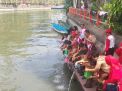 Palajar SD Kaliasin Surabaya Tebar 8000 Bibit Ikan di Sungai Kalimas