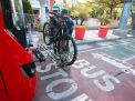 Keren, Suroboyo Bus Dilengkapi Alat untuk Mengangkut Sepeda Angin