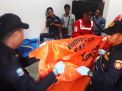 Petugas mengevakuasi jenazah Sundar dari kamar kosnya di Jalan Wonosari Kidul