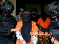 Tim Densus 88 dan Brimob Polda Sulsel menggiring para teroris saat akan diberangkatkan ke Jakarta (Foto: Antara/Abriawan Abhe via Republika)