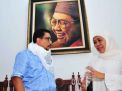 Khofifah Beri Timses Jokowi Surban Spesial, Machfud: Kita Satu Visi