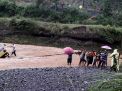 Mogok, Truk Pasir Hampir Hanyut Terbawa Arus Sungai