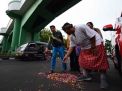 Tabur bunga panitia dan pemain drama kolosal 'Surabaya Membara' di Viaduk Jalan Pahlawan