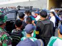 Wali Kota Risma saat dibopong ke mobil karena nyaris pingsan