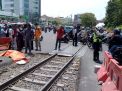 Jasad korban yang tertabrak kereta sebelum dievakuasi polisi.