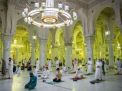 Warga salat berjamaah pertama seusai Masjid Nabawi dibuka kembali (Foto: thenationalnews.com via Republika) 