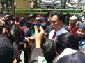 Yusril Ihza Mahendra saat memberikan keterangan kepada sejumlah wartawan di PN Surabaya, Rabu (12/9/2018).