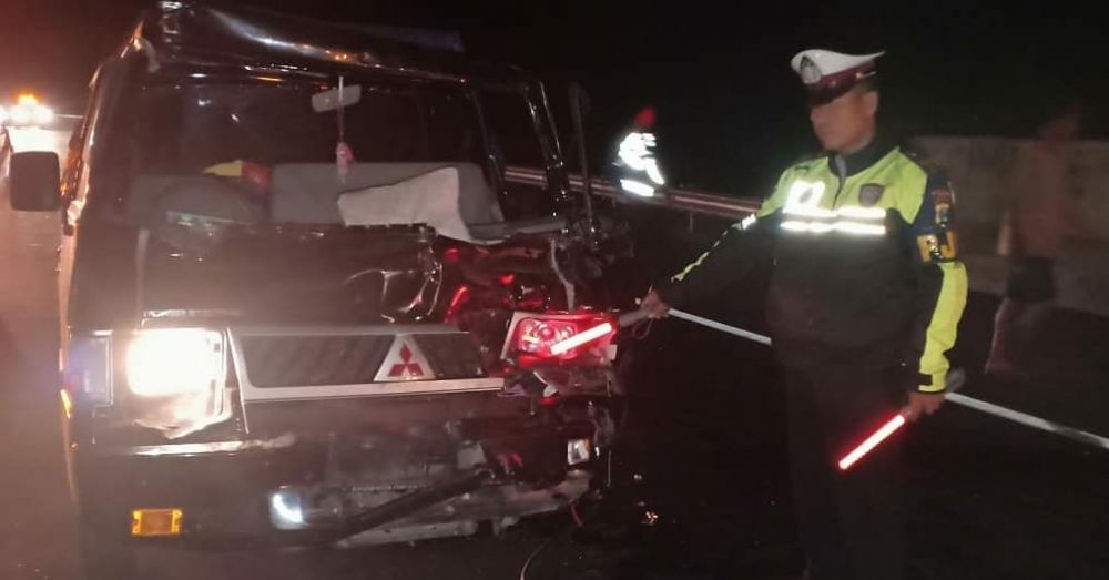 Pikap Tabrak Truk  di Tol Nganjuk  Madiun 3 Orang Terluka