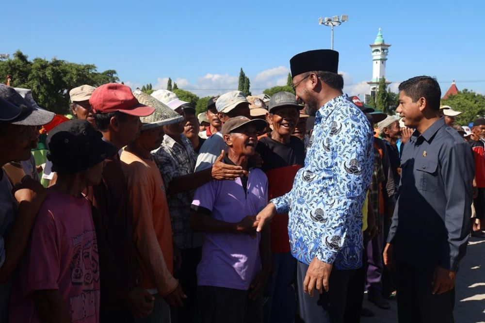 Bupati Ipong saat berbaur dan ngobrol bersama para tukang becak di Ponorogo