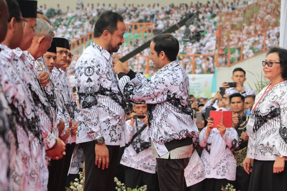 Bupati Ipong saat menerima penghargaan Dwija Praja Nugraha oleh Pengurus Besar PGRI