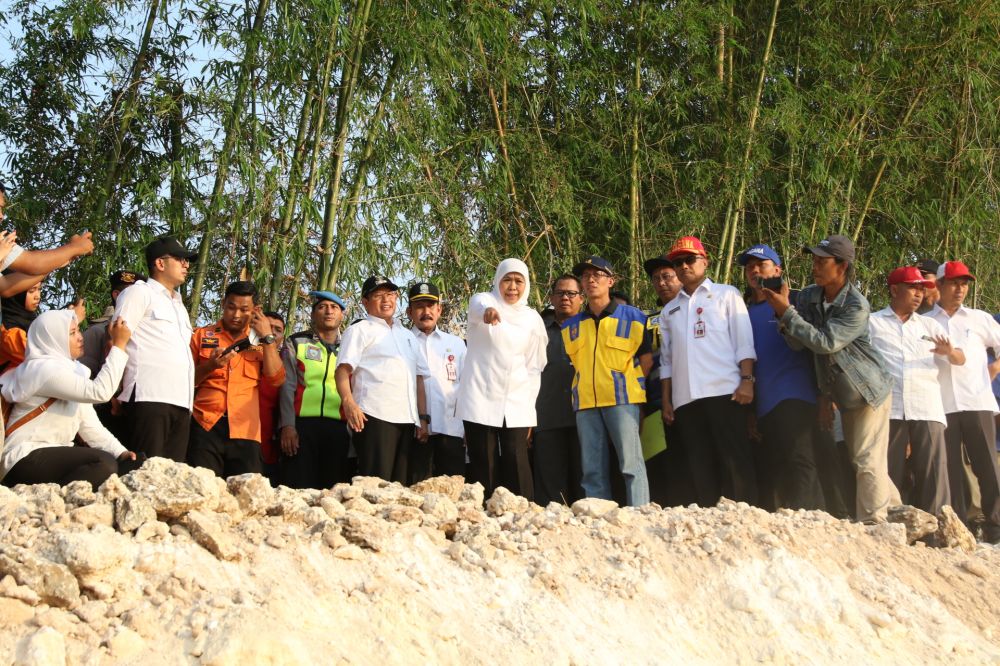 Gubernur Khofifah meninjau penanganan amblesnya tanggul Bengawan Solo di Plumpang, Tuban
