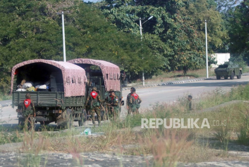 Tentara dikerahkan di jalan di Naypyitaw, Myanmar (Foto: EPA-EFE/MAUNG LONLAN via Republika) 