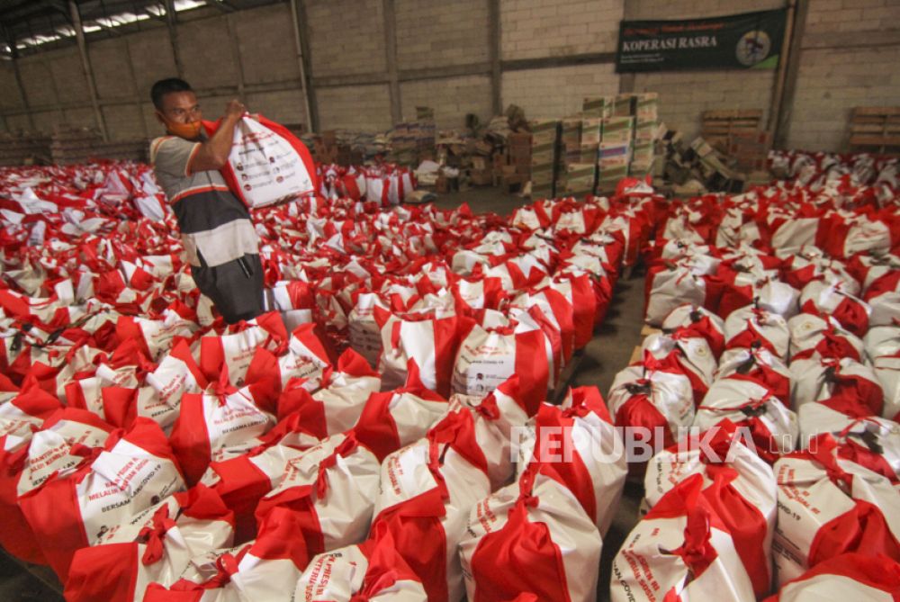 Pekerja menata bantuan paket sembako dan beras dari Presiden Jokowi (Foto: Antara Foto /Asprilla Dwi Adha) 