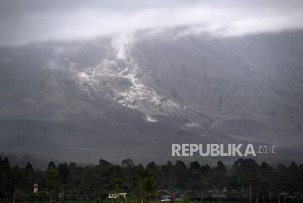 Gunung Semeru (Foto: ANTARA FOTO/Zabur Karuru via Republika) 