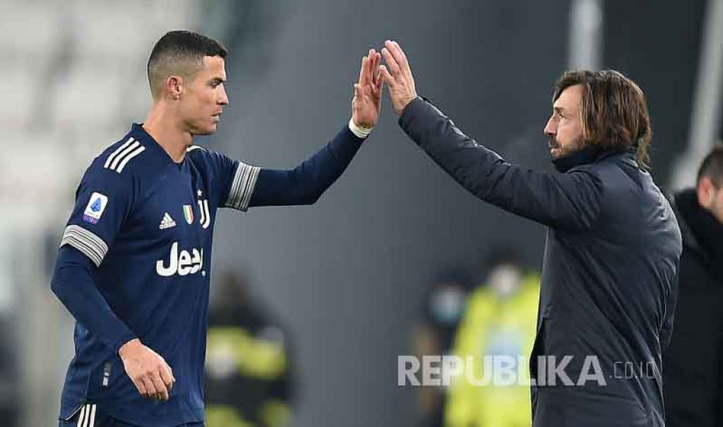 Pemain Juventus Cristiano Ronaldo (kiri) dengan pelatih Andrea Pirlo (Foto: EPA-EFE/ALESSANDRO DI MARCO via Republika) 
