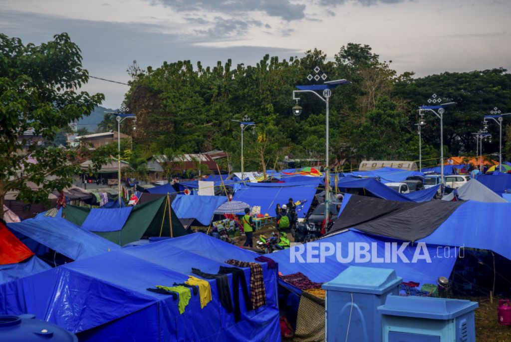 Tempat penampungan sementara setelah gempa bumi berkekuatan 6,2 skala richter di Mamuju, Sulawesi Barat (Foto: EPA-EFE/IQBAL LUBIS) 