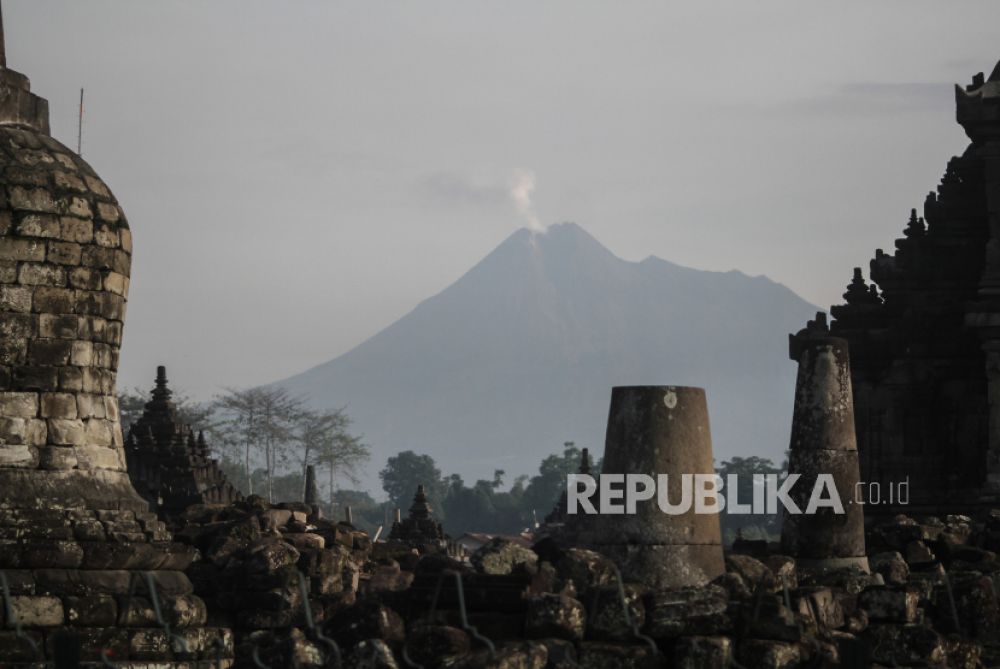 Asap solfatara keluar dari puncak Gunung Merapi usai erupsi terlihat dari Candi Pralosan, Prambanan, Klaten, Jawa Tengah, Sabtu (28/3/2020) (Foto: Antara/Hendra Nurdiyansyah)