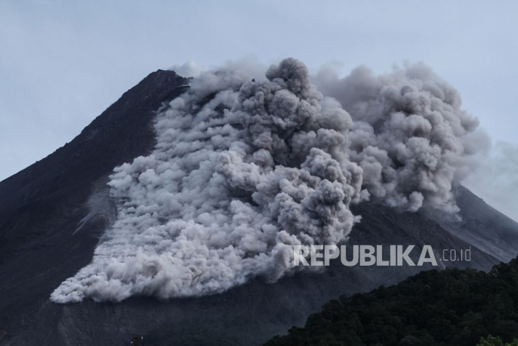 Awan panas guguran Gunung Merapi terlihat dari Kaliurang, Sleman, Rabu (27/1/2021) (Foto: ANTARA/Hendra Nurdiyansyah via Republika)