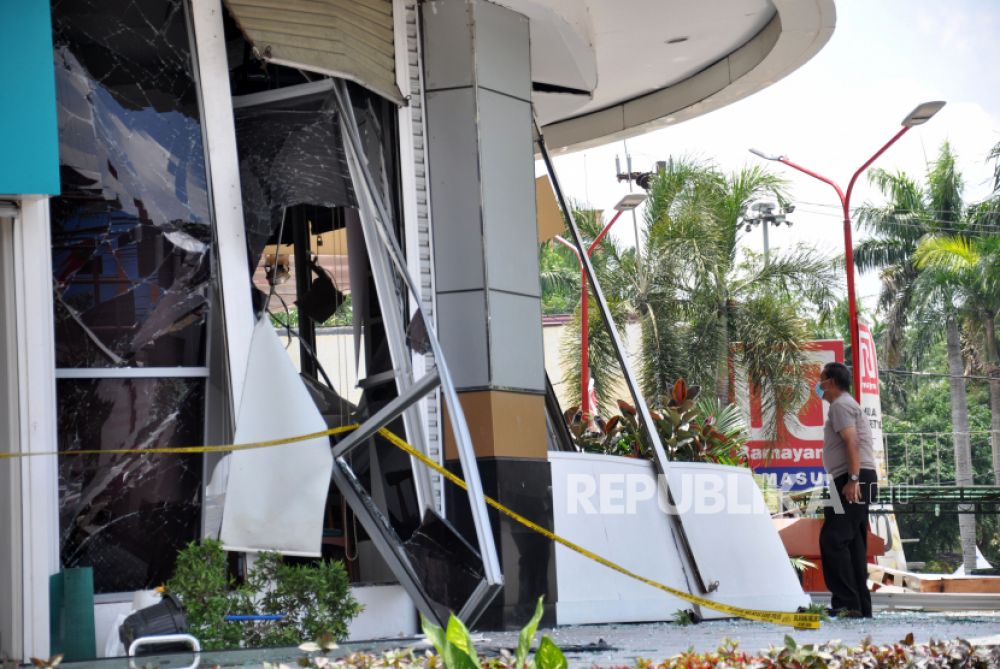 Polisi berjaga di lokasi ledakan salah satu restoran di Plaza Ramayana Medan, Sumatera Utara, Rabu (25/3/2020) (Foto: Antara/Seno)