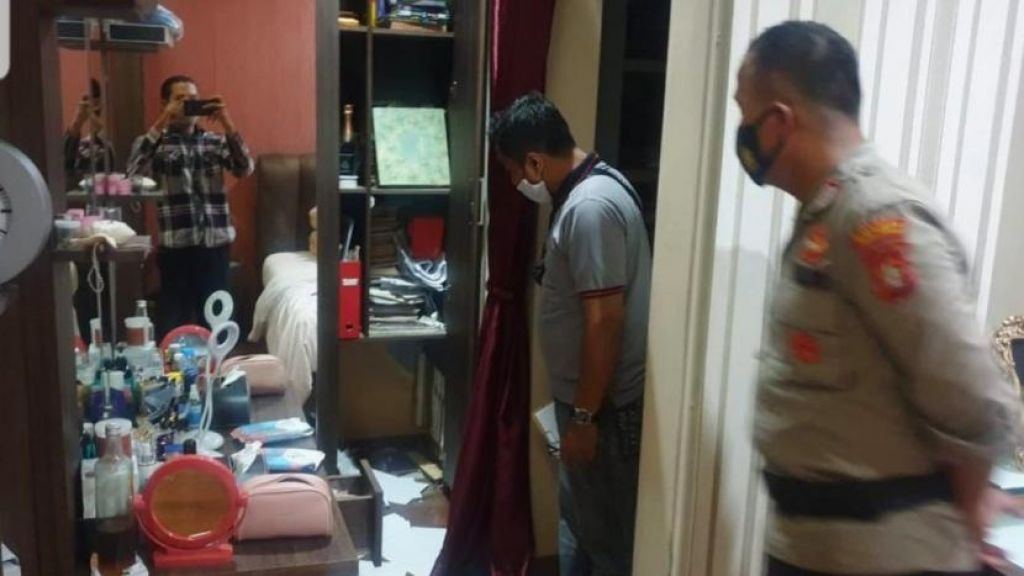 Polisi melakukan identifikasi di rumah Terry Putri yang dibobol pencuri