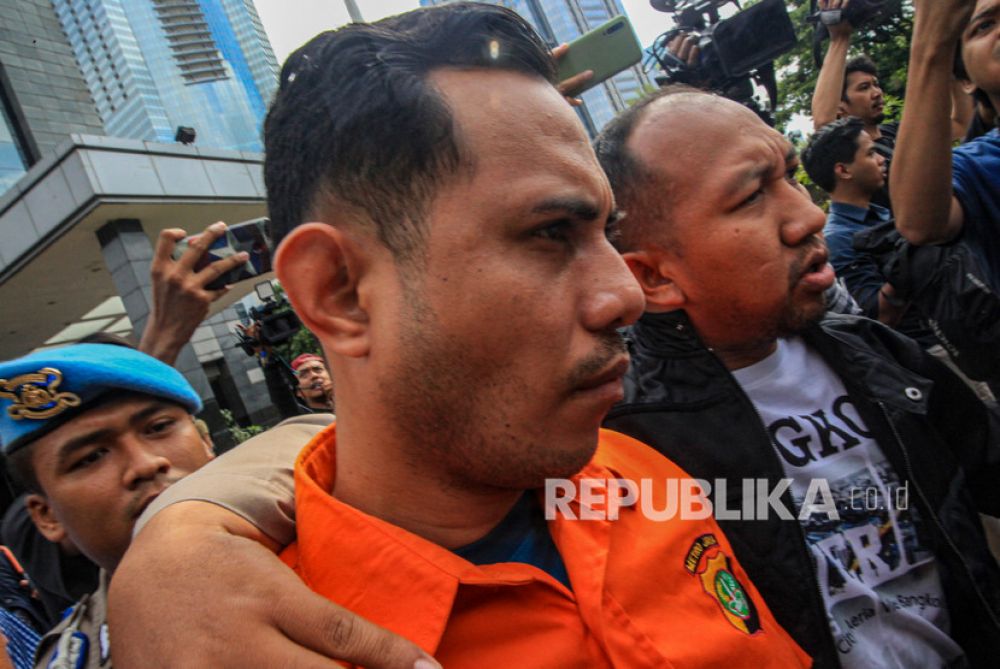 Pelaku penyiraman air keras terhadap Novel Baswedan dibawa petugas untuk dipindahkan ke Bareskrim Mabes Polri di Polda Metro Jaya (Foto: Antara/Abdul Wahab)