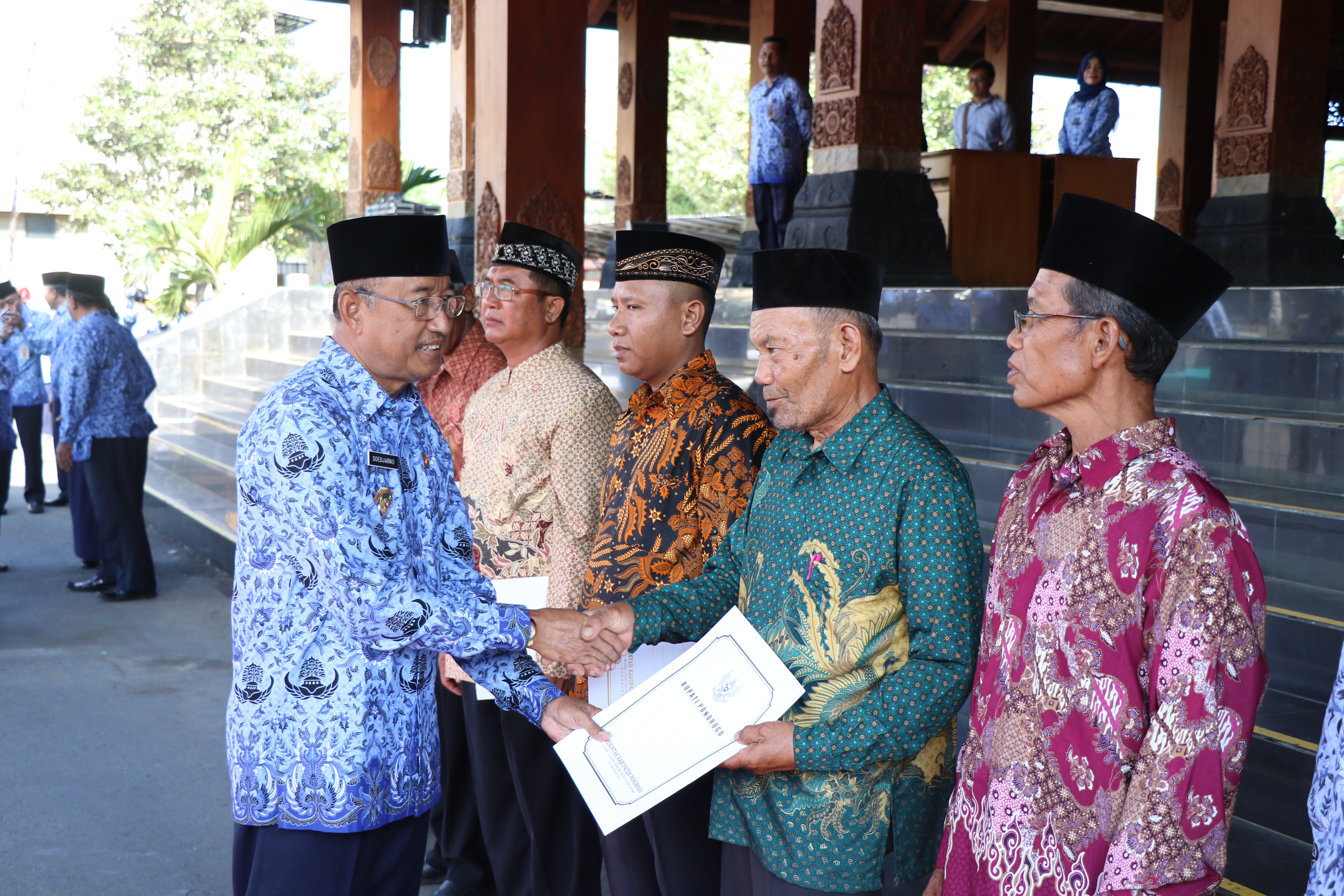 Wabub Ponorogo memberikan penghargaan