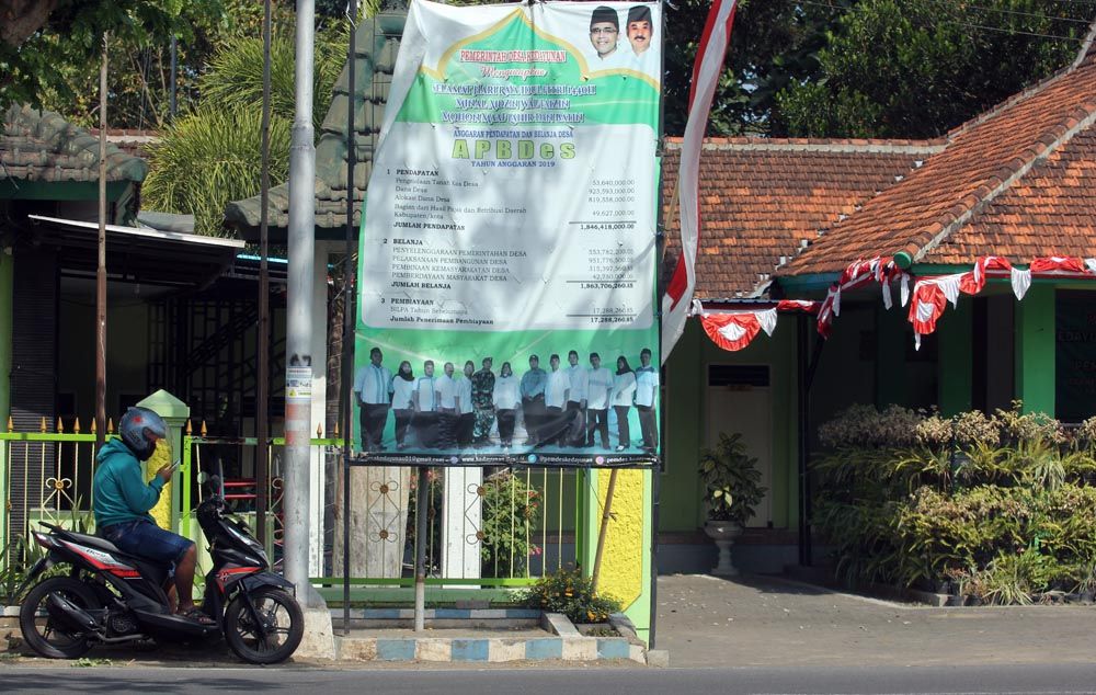  Pemerintahan Desa Kadayungan, Kecamatan  Kabat, Banyuwangi memasang baliho di depan pendopo desa/ Foto: Budi Sugiharto jatimnow.com