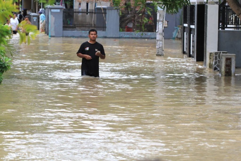 Warga melintasi banjir yang merendam Desa Wanakaya, Kecamatan Gunungjati, Cirebon, Jawa Barat (Foto: Antara/Dedhez Anggara via Republika)