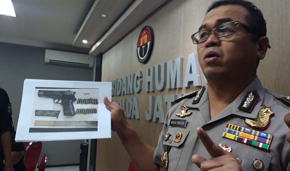 Kabid Humas Polda Jatim Kombes Pol Frans Barung Mangera menunjukkan foto BB pistol pembunuhan Sampang