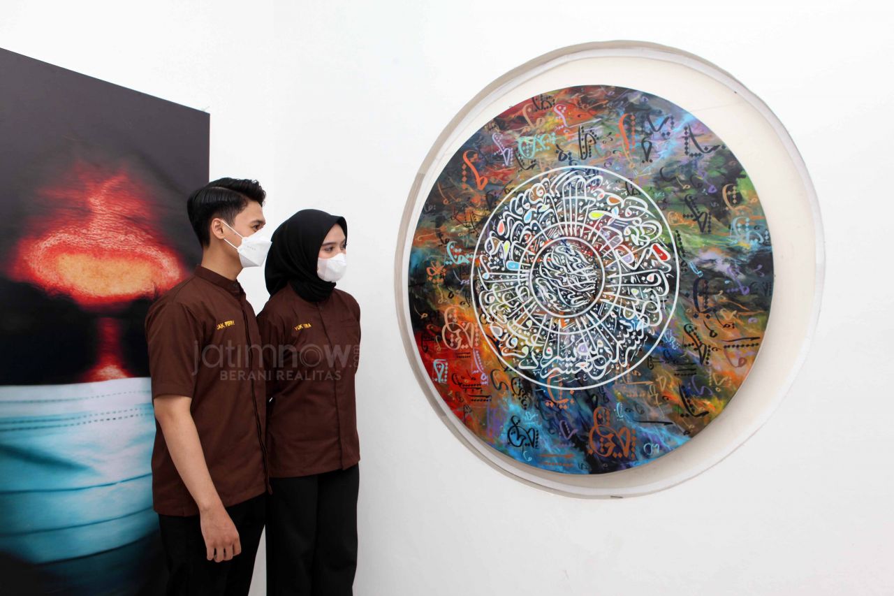 Duta Pariwisata Gresik Ferry Fahrial Rahmad dan Yoraisa Ghany Setiawan saat menikmati karya di pameran GresArt. (Foto: Sahlul Fahmi/jatimnow.com)