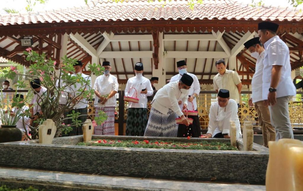 Rombongan Pengurus Partai Gerindra berziarah ke makam para pendiri NU di komplek Ponpes Tebuireng Jombang