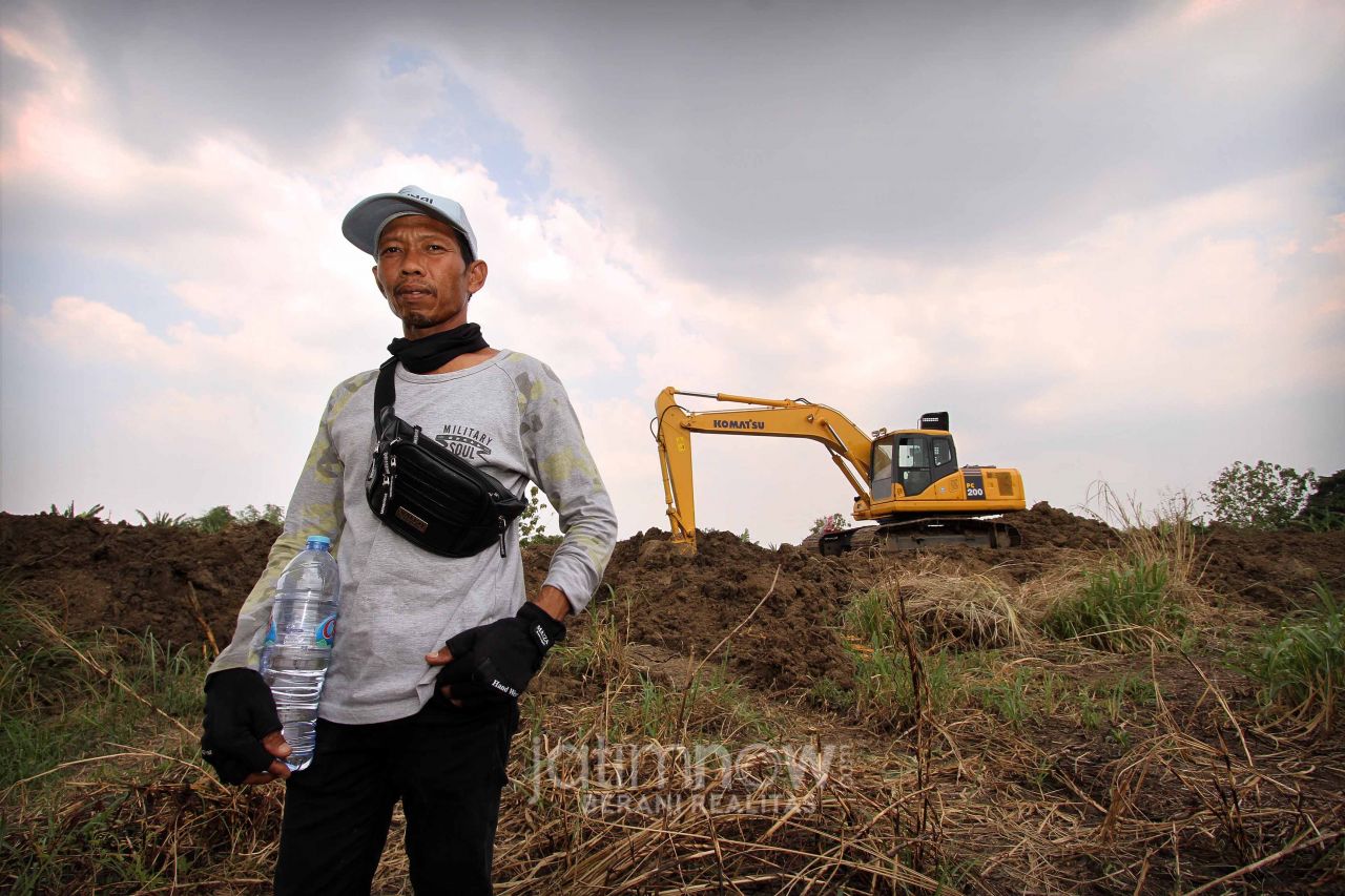 Seorang operator saat hendak mengoperasikan excavator. (Foto: Sahlul Fahmi/jatimnow.com)
