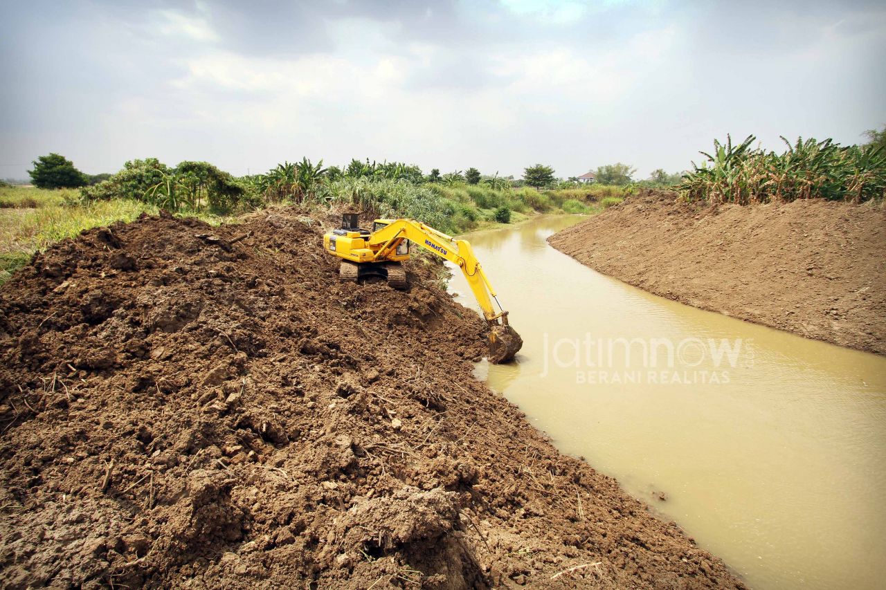  Sebuah excavator saat proses normalisasi Kali Lamong. (Foto: Sahlul Fahmi/jatimnow.com)