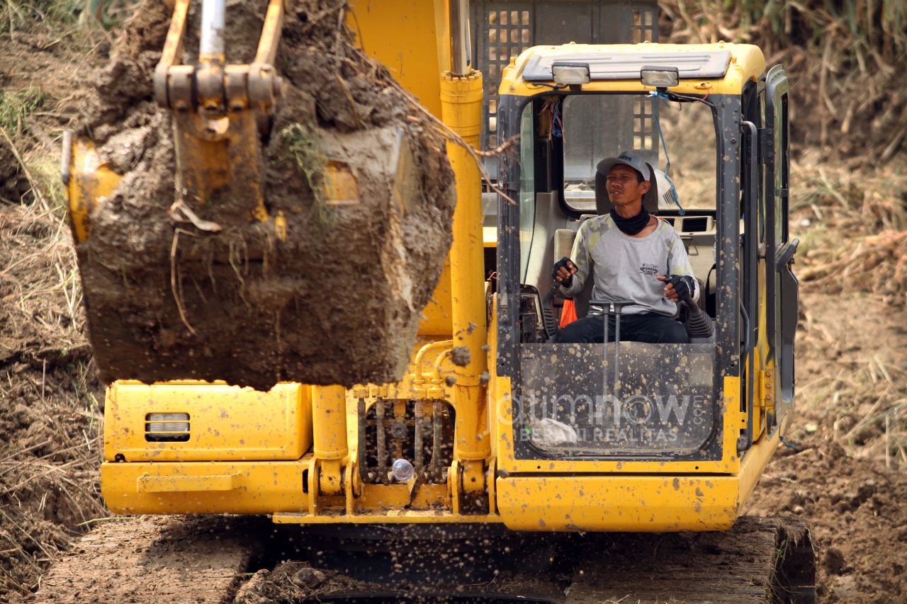Operator saat mengoperasikan excavator. (Foto: Sahlul Fahmi/jatimnow.com)