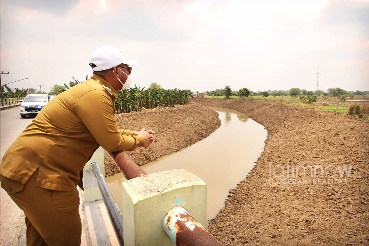 Bupati Gresik Fandhi Akmad Yani saat meninjau normalisasi kali Lamong. (Foto: Sahlul Fahmi/jatimnow.com)