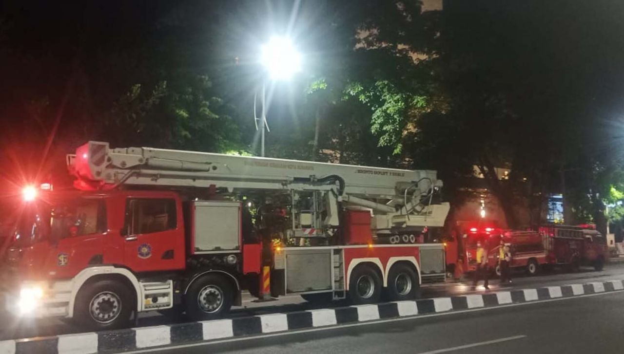 Bronto skylift diterjunkan ke Hotel Elmi Surabaya