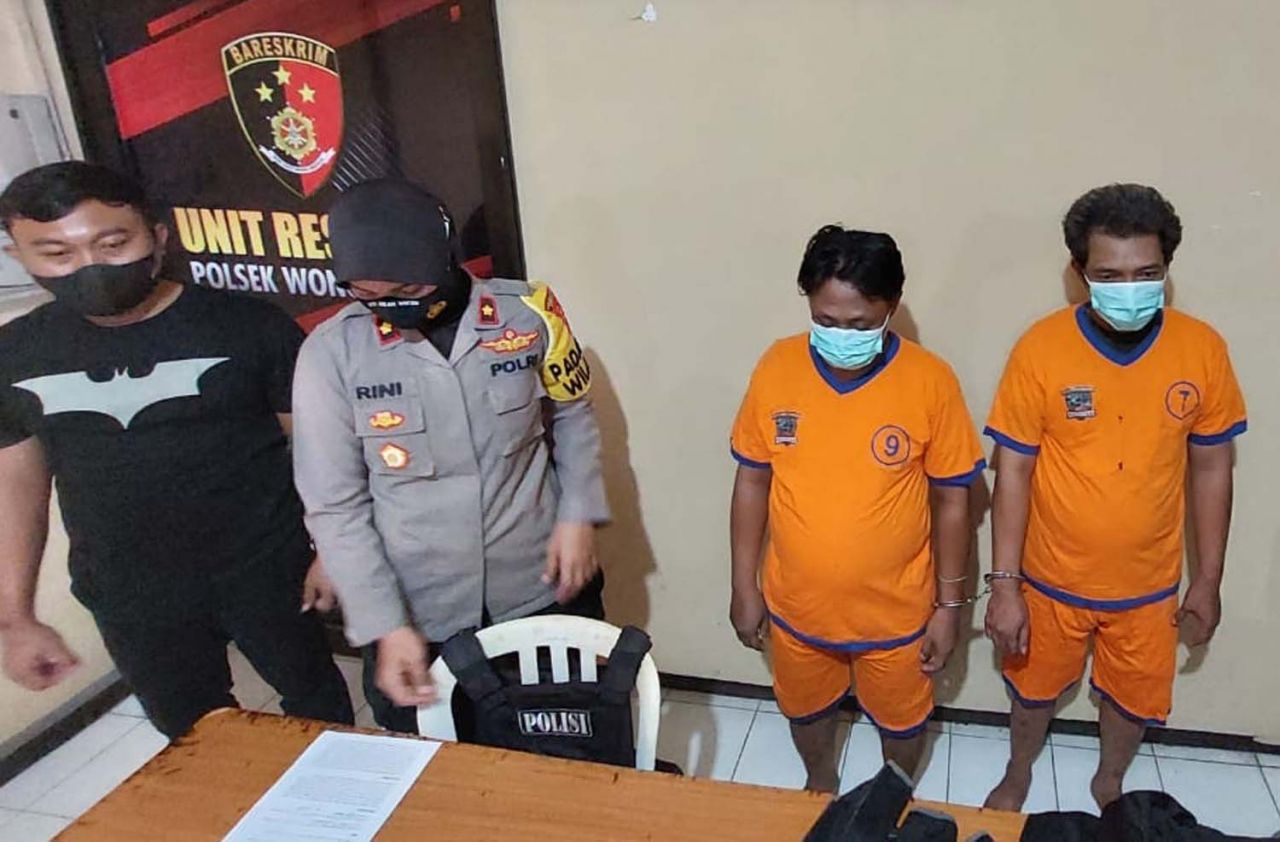 Dua copet yang meresahkan penumpang angkot diamankan di Mapolsek Wonokromo, Surabaya