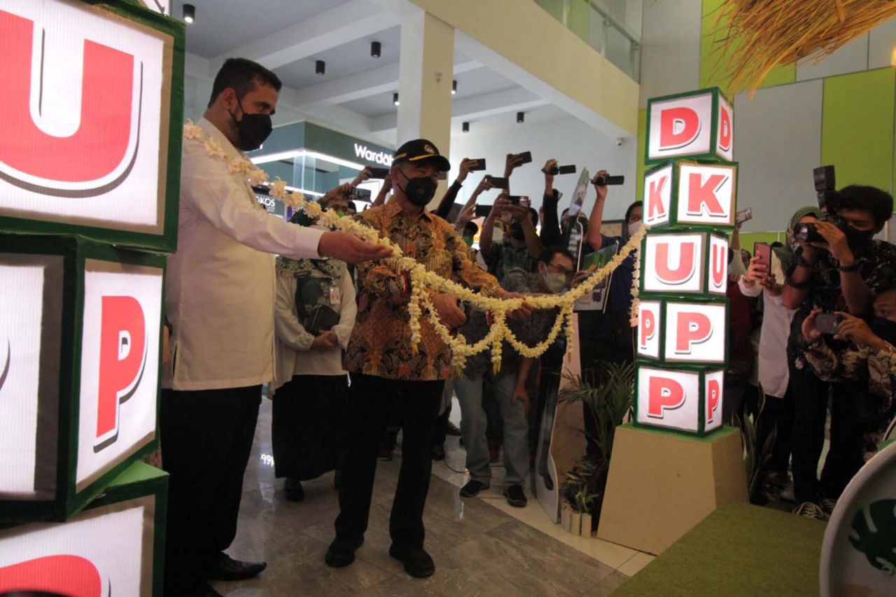 Menko PMK Muhadjir Effendy saat membuka gelaran produk UMKM-IKM di Swalayan GM Toserba Kota Probolinggo