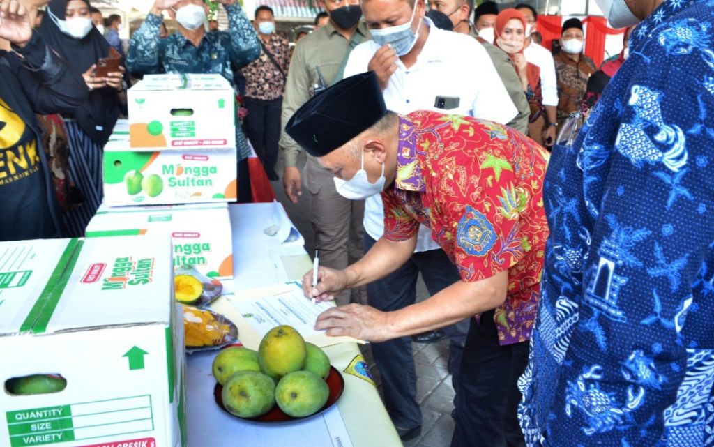 Menteri Koperasi dan UKM RI Teten Masduki saat meninju produk UMKM Gresik. (Foto: Sahlul Fahmi/jatimnow.com)