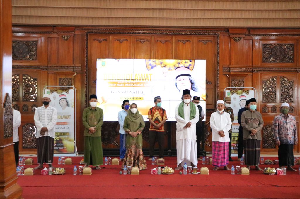 Kota Mojokerto berselawat bersama Gus Muwafiq. (Foto: Achmad Supriyadi/jatimnow.com)