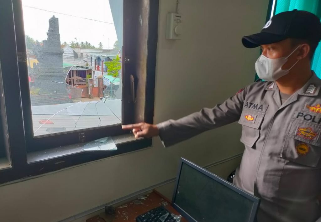 Polisi melakukan olah TKP pasca penyerangan di SMAN 1 Genteng. (Foto: Rony Subhan/jatimnow.com)