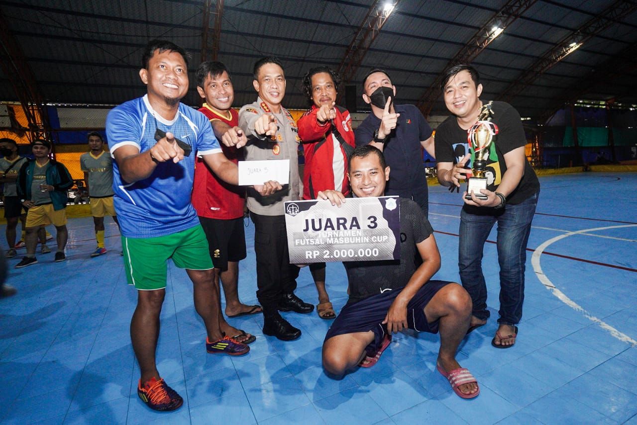 Tim Polrestabes Surabaya FC merebut juara 3 turnamen futsal Masbuhin Cup 2021