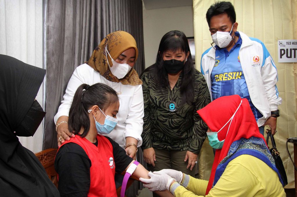 Ratusan atlet Gresik yang menjalani Puslatkab di Stadion Gejos menjalani tes kesehatan