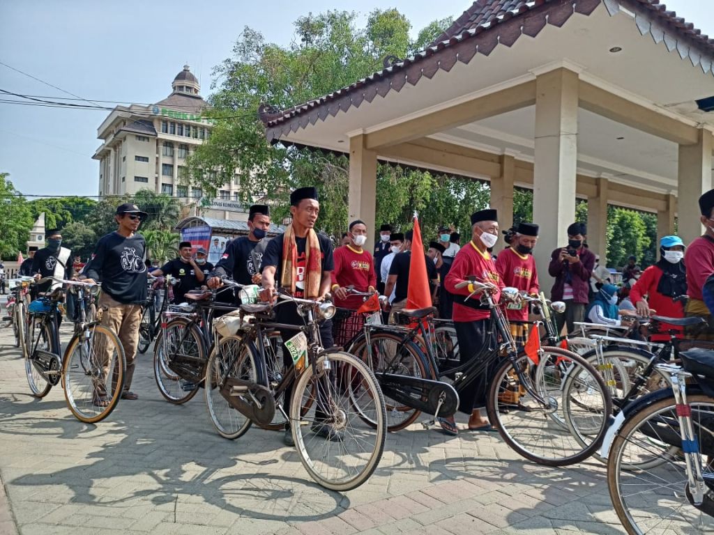 Pemkab Ponorogo mencetak rekor MURI bersepeda mengenakan sarung dan peci.