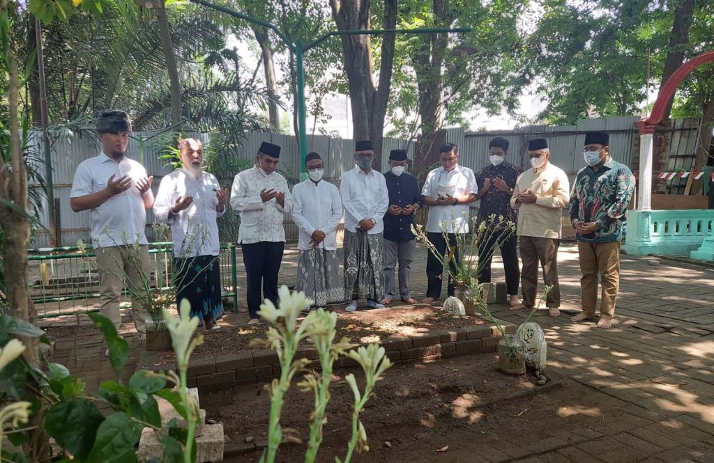 Rombongan DPP Gerindra bersama Ketua Gerindra Jatim Ziarah di makam KH Ahmad Nawawi Abdul Djalil
