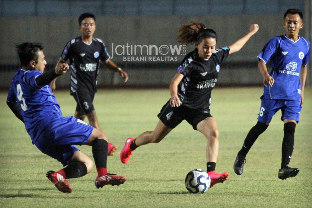 Keceriaan Launching Jersey Football Traveler Gresik.