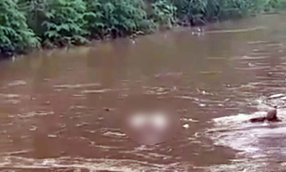 Aksi warga selamatkan jenazah yang terseret arus sungai di Pasuruan