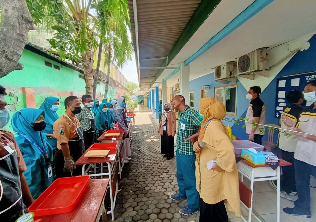Kelas kuliner bagi anak-anak berkebutuhan khusus di SMA Kertajaya Surabaya