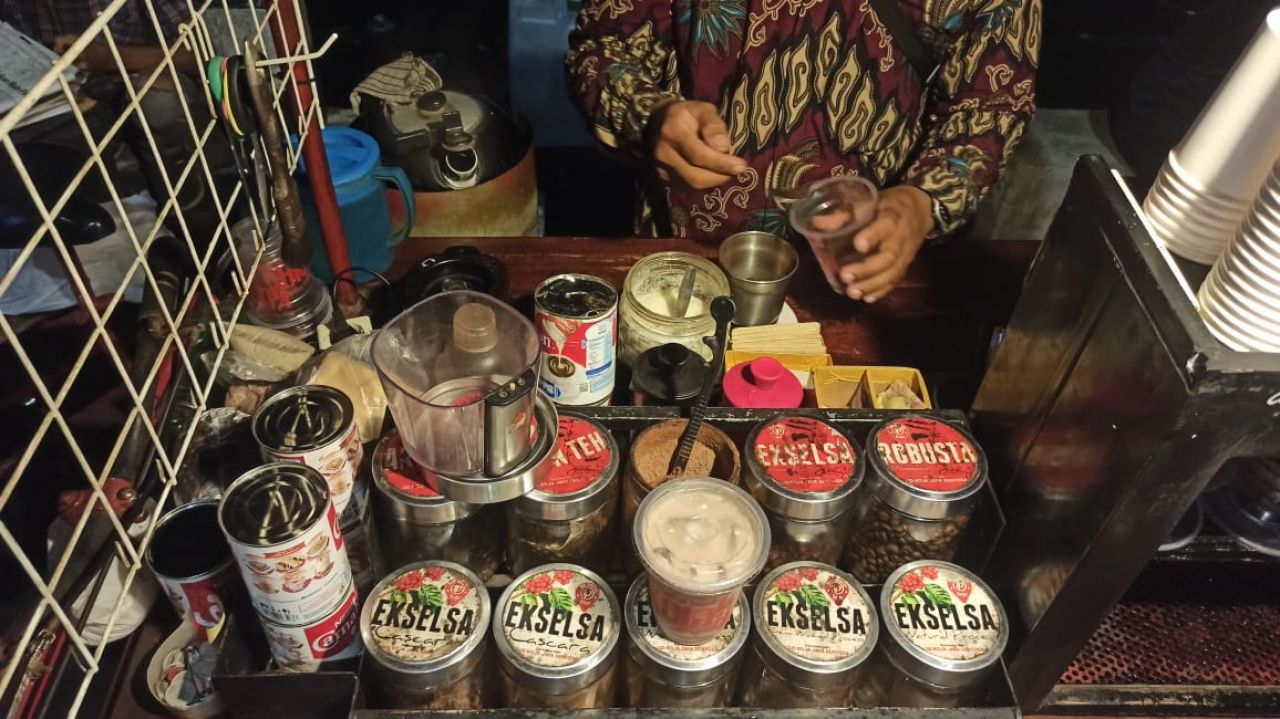 Aneka biji kopi yang disediakan Koja. (Foto: Arina Pramudita/jatimnow.com)